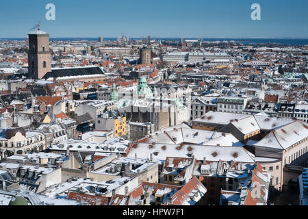 Copenaghen paesaggio invernale dopo la neve presa dal municipio vista nord est verso la Cattedrale di Copenaghen, Vor Frue Kirke e torre rotonda, Rundetaarn. Foto Stock