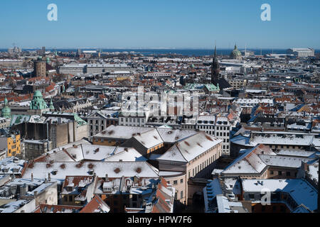 Copenaghen paesaggio invernale dopo la neve presa dal municipio vista a est verso la torre rotonda, Rundetaarn , Nikolaj Kunsthal e Københavns Byret Foto Stock