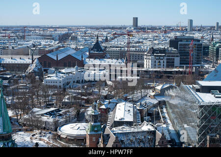 Copenaghen paesaggio invernale dopo la neve prese dal municipio vista torre ovest oltre ai Giardini di Tivoli e alla stazione centrale di Copenaghen verso di Vesterbro e Foto Stock