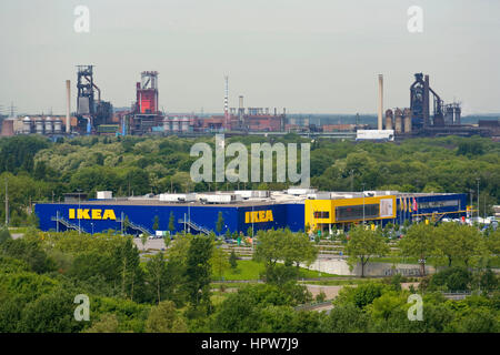 La germania,Duisburg, home-centro IKEA nel quartiere Alt-Hamborn, sullo sfondo la piante di acciaio della società ThyssenKrupp Steel. Foto Stock