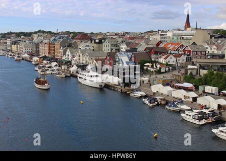 Haugesund, Norvegia - 7 Agosto 2015: vista panoramica della città commerciale Haugesund sulla costa occidentale della Norvegia, con Smedasund stretto. Foto Stock