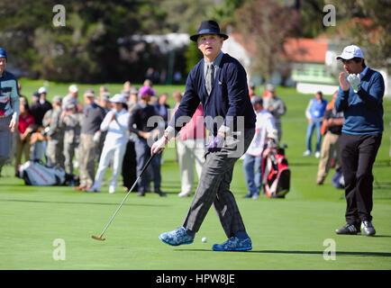 Attore e comico Bill Murray indossando un abbinamento blu navy maglione e hat guarda il suo putt durante l'AT&T Pebble Beach National Pro-Am golf tournament Febbraio 11, 2015 a Monterey in California. Foto Stock