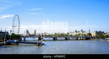 Vista panoramica sul fiume Tamigi con vista del millennio ruota e la Casa del Parlamento Foto Stock