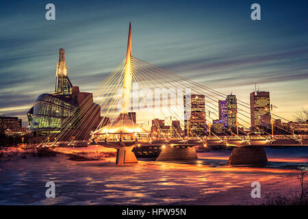 Winnipeg, illuminato Provencher ponte congelate Red River nella notte. Foto Stock