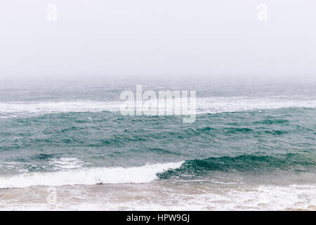 Inverno minimalista seascape in caso di neve, soft focus Foto Stock