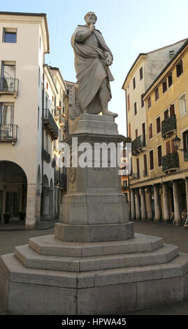 Vicenza vi Italia statua del famoso architetto Andrea Palladio nel centro cittadino Foto Stock