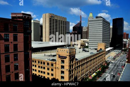 Baltimore, Maryland - Luglio 23, 2013 : vista lungo la Pratt Street in downtown Baltimore rivestita con moderne torri di uffici e Mariner Arena a fondo cente Foto Stock