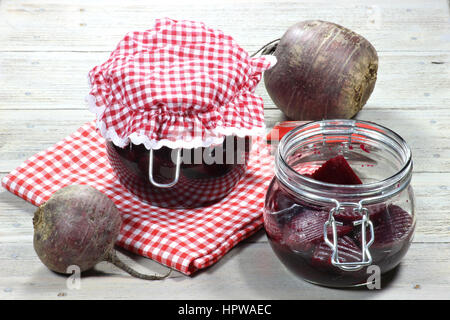 Home conserve di barbabietole rosse sul tavolo di legno Foto Stock