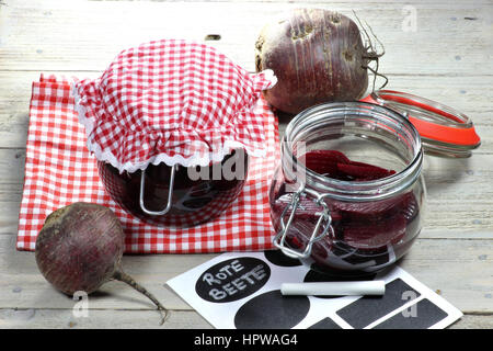 Home conserve di barbabietole rosse sul tavolo di legno Foto Stock