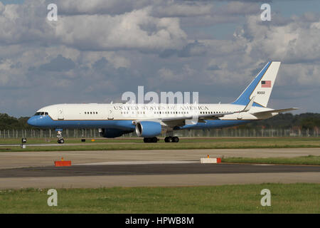 Il USAF C-32A, un militare configurato VIP Boeing 757, uscire RAF Mildenhall e rientrare in noi. Foto Stock