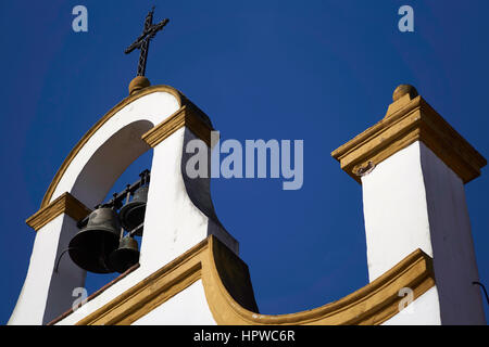 Campanile di una bella e antica chiesa ('Iglesia Parroquial de la Inmaculada Concepción') e splendente cielo blu in El Tigre, Buenos Aires Foto Stock