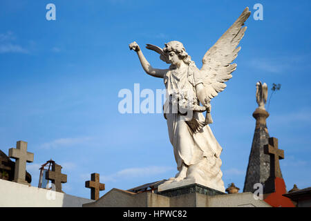 Angelo con antiche tombe nel cimitero di Recoleta, Buenos Aires, Argentina Foto Stock