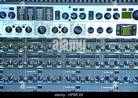 Pannello di controllo sulle schede di miscelazione Foto Stock