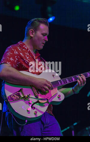 Darrel Higham, musicista inglese, marito e chitarrista solista con Imelda può esegue a Bluesfest. Higham è noto come un rockabilly chitarrista. Foto Stock