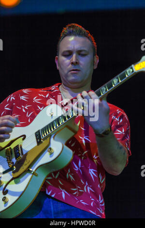 Darrel Higham, musicista inglese, marito e chitarrista solista con Imelda può esegue a Bluesfest. Higham è noto come un rockabilly chitarrista. Foto Stock