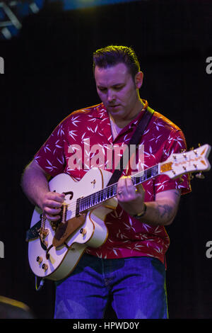 Darrel Higham, musicista inglese, marito e chitarrista solista con Imelda può esegue a Bluesfest. Higham è noto come un rockabilly chitarrista. Foto Stock