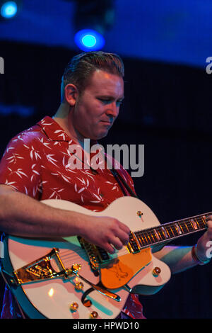 Darrel Higham, musicista inglese, marito e chitarrista solista con Imelda può esegue a Bluesfest. Higham è noto come un rockabilly chitarrista. Foto Stock