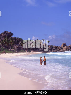 Paio di Grand Anse Beach, La Digue, Repubblica di Seychelles Foto Stock