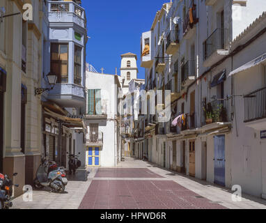 Strada stretta nella Città Vecchia, Eivissa, Ibiza, Isole Baleari, Spagna Foto Stock