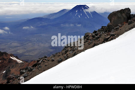 Paesaggio alpino sul Monte Ruapehu, nei pressi del Monte Ngaruhoe, parco nazionale di Tongariro, Nuova Zelanda Foto Stock