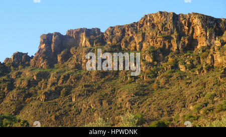 Grande parete rocciosa nella campagna andalusa Foto Stock