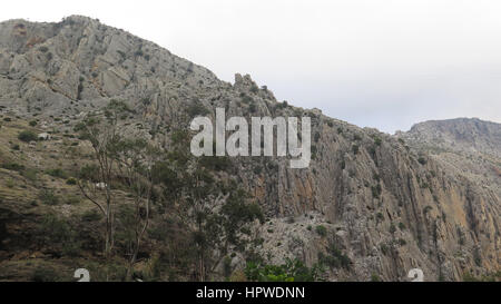 Calcare sierras vicino a El Chorro Garganta del Chorro, Andalusia, Spagna. Foto Stock