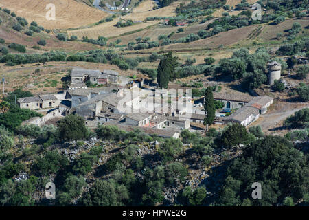 Paesaggi della Sicilia centrale in estate. Con la tipica siciliana di colline e ulivi, con una strada che si snoda attraverso le montagne. Foto Stock