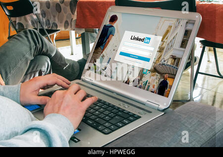 LinkedIn nella pagina di login in una schermata di un laptop. Foto Stock