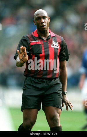 URIAH RENNIE PREMIER LEAGUE ARBITRO 20 Aprile 1998 Foto Stock