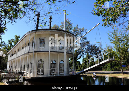 Double Decker, in barca a remi serve come un centro visitatori per Greenville, Mississippi. Barca è bianco con rivestimento nero e galleggia sull'acqua. Foto Stock