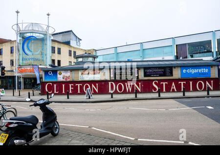 Clifton Down shopping centre su Whiteladies Road a Bristol. Foto Stock