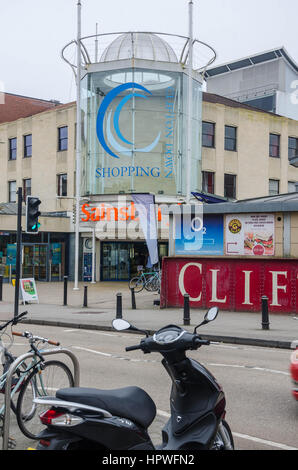 Clifton Down shopping centre su Whiteladies Road a Bristol. Foto Stock