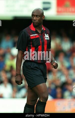 URIAH RENNIE PREMIER LEAGUE ARBITRO 24 Agosto 1998 Foto Stock