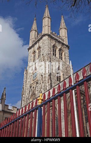 City of London San Sepolcro-senza-Newgate, con ringhiere verniciato nei colori della Royal Fusiliers (City società) Foto Stock