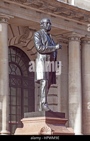 Città di Londra la statua di Sir Rowland Hill, fondatore del penny post, in King Edward Street Foto Stock