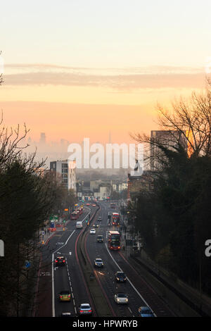 Cielo arancione al tramonto guardando verso sud lungo Archway Road per la City di Londra, da Hornsey Lane Bridge, a nord di Islington, London, Regno Unito Foto Stock