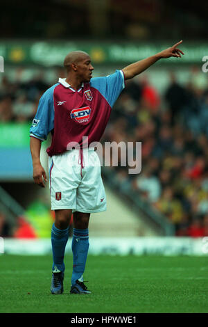 DION DUBLIN Aston Villa FC 07 Novembre 1998 Foto Stock