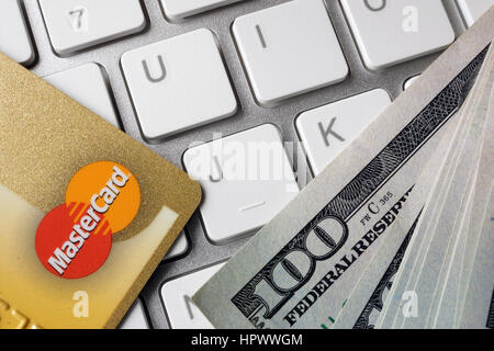 Kiev, Ucraina - Febbraio 04, 2017: carte di credito MasterCard su una tastiera Foto Stock