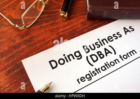 Registrazione DBA doing business come forma su un tavolo. Foto Stock