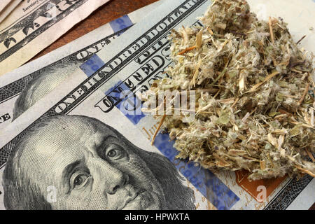 Weed su un dolar banconote. Farmaco concetto di trading. Foto Stock