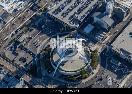 Los Angeles, California, Stati Uniti d'America - Agosto 16, 2016: vista aerea dell'aeroporto di tema building e parcheggi a LAX. Foto Stock