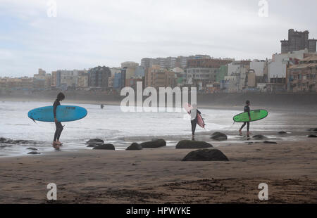 Surfisti sulla Playa de Las Canteras Beach, Las Palmas, Isole Canarie, Spagna Foto Stock