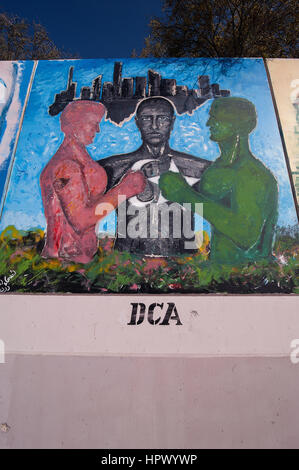 Libia Tripoli: dopo Gheddafi la morte di non pochi artisti di graffiti ha iniziato a spruzzare i murales sulle pareti pubbliche. Foto Stock