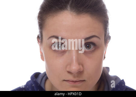 Stanco giovane donna dopo la dura giornata isolato su bianco Foto Stock