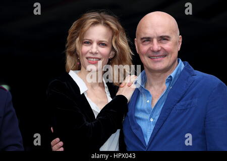 Roma, Italia. 24 Febbraio, 2017. Attrice italiana Sonia Bergamasco con Luca Zingaretti durante il photocall per presentare i nuovi episodi di narrativa italiana Il Commissario Montalbano Credito: Matteo Nardone/Pacific Press/Alamy Live News Foto Stock