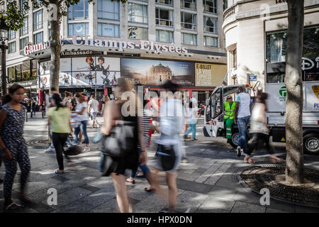 Gli enti locali e i turisti su Avenue des Champs-elysees, Paris, Francia Foto Stock