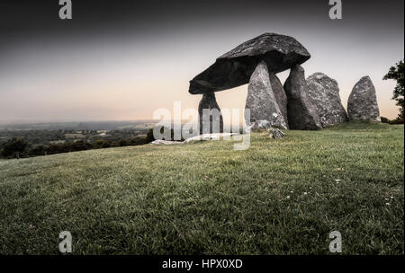 Pentre Ifan, è un megalitici preistorici comunale di pietra, camera di sepoltura che risale a circa 3500 BC in Pembrokeshire, Wales, Regno Unito Foto Stock