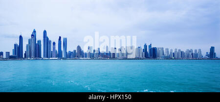 Dubai Marina con skyline - lusso e famosa spiaggia di Jumeirah all'alba, Emirati Arabi Uniti Foto Stock