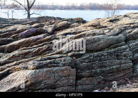 Kremenchuk, Ucraina - Gennaio 5, 2017. Registro di Skala ('rock-granito telaio'), sulle rive del fiume Dnieper. Monumento geologico della natura Foto Stock