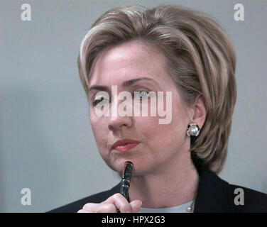 Prima signora Hillary Clinton nel suo 'Ascolto Tour' at Westchester Community College di Valhalla, NY, il 13 luglio 1999. Foto Stock